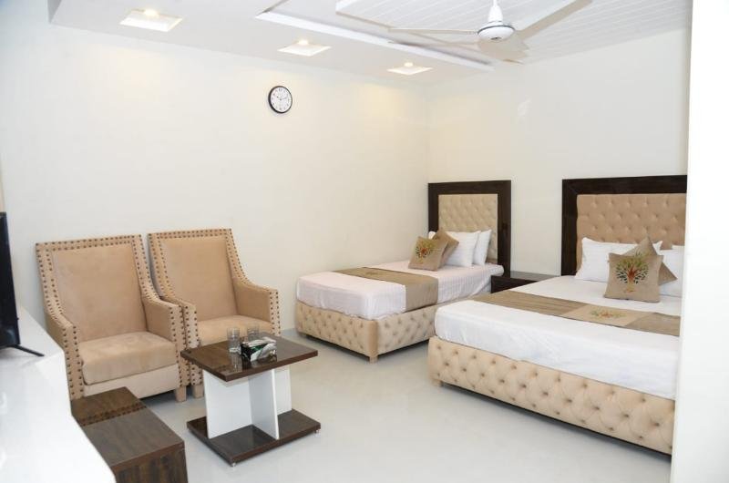 park-view-hotel-gulberg-Deluxe Triple Room